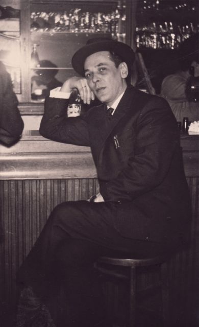 Zijn vrouw had hem op pad gestuurd om een portret te laten maken door een fotograaf met 'een passende achtergrond'. Deze vond hij best ok.